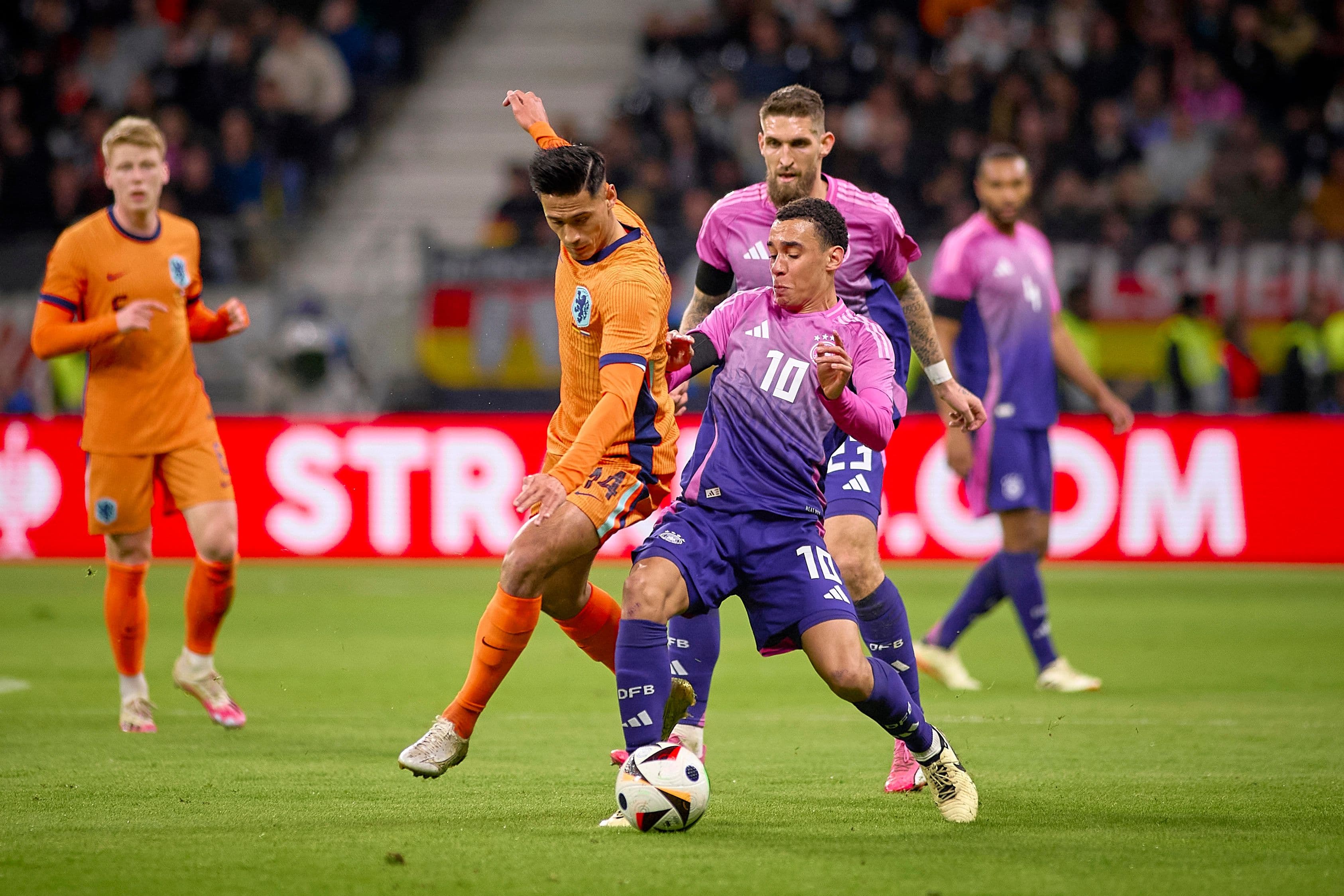 Complete voetbatrip Nederland - Japan