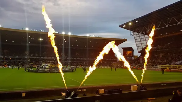 Midlands Voetbaldubbel: Wolves & Aston Villa Midlands Voetbaldubbel: Wolves & Aston Villa